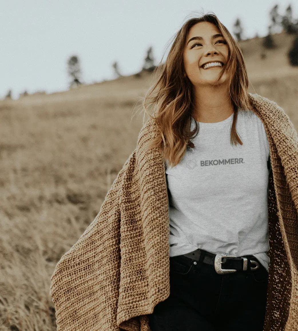 Bekommerr-helper in Bekommerr-shirt, buiten onderweg